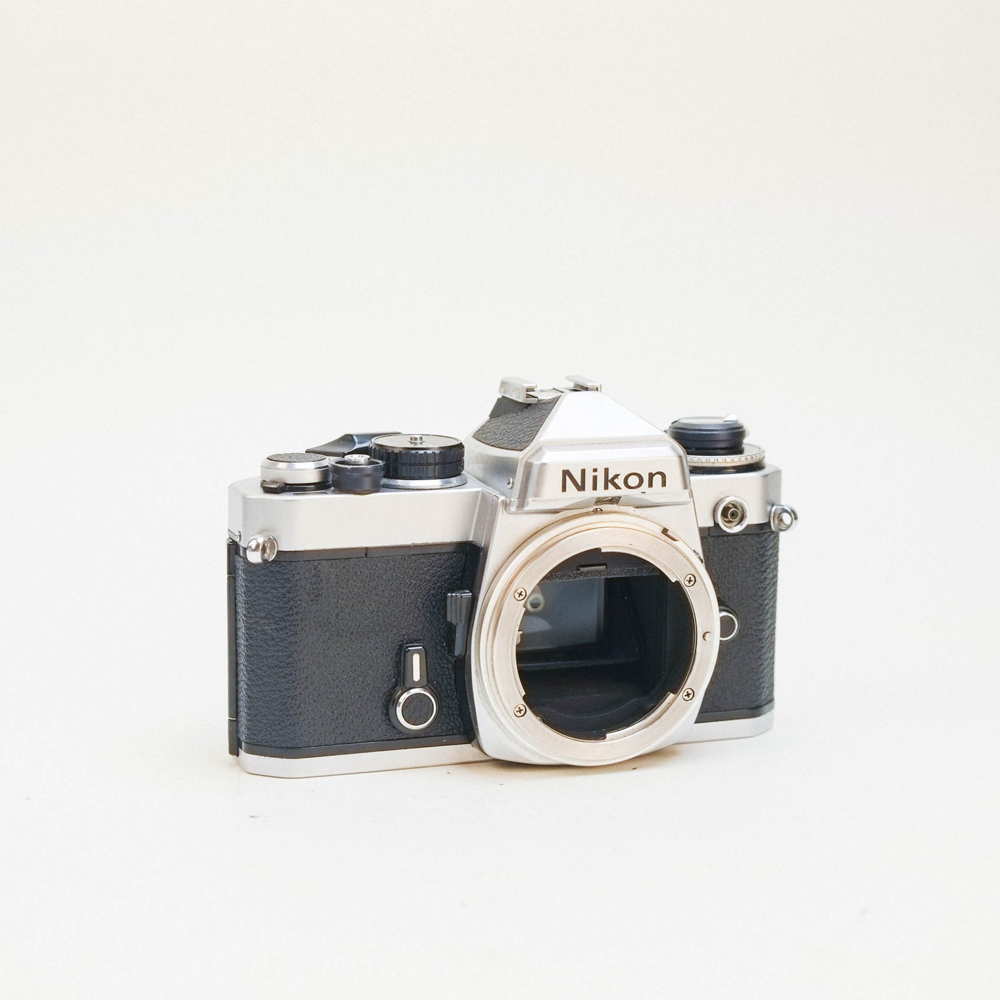 Nikon FE (chrome)