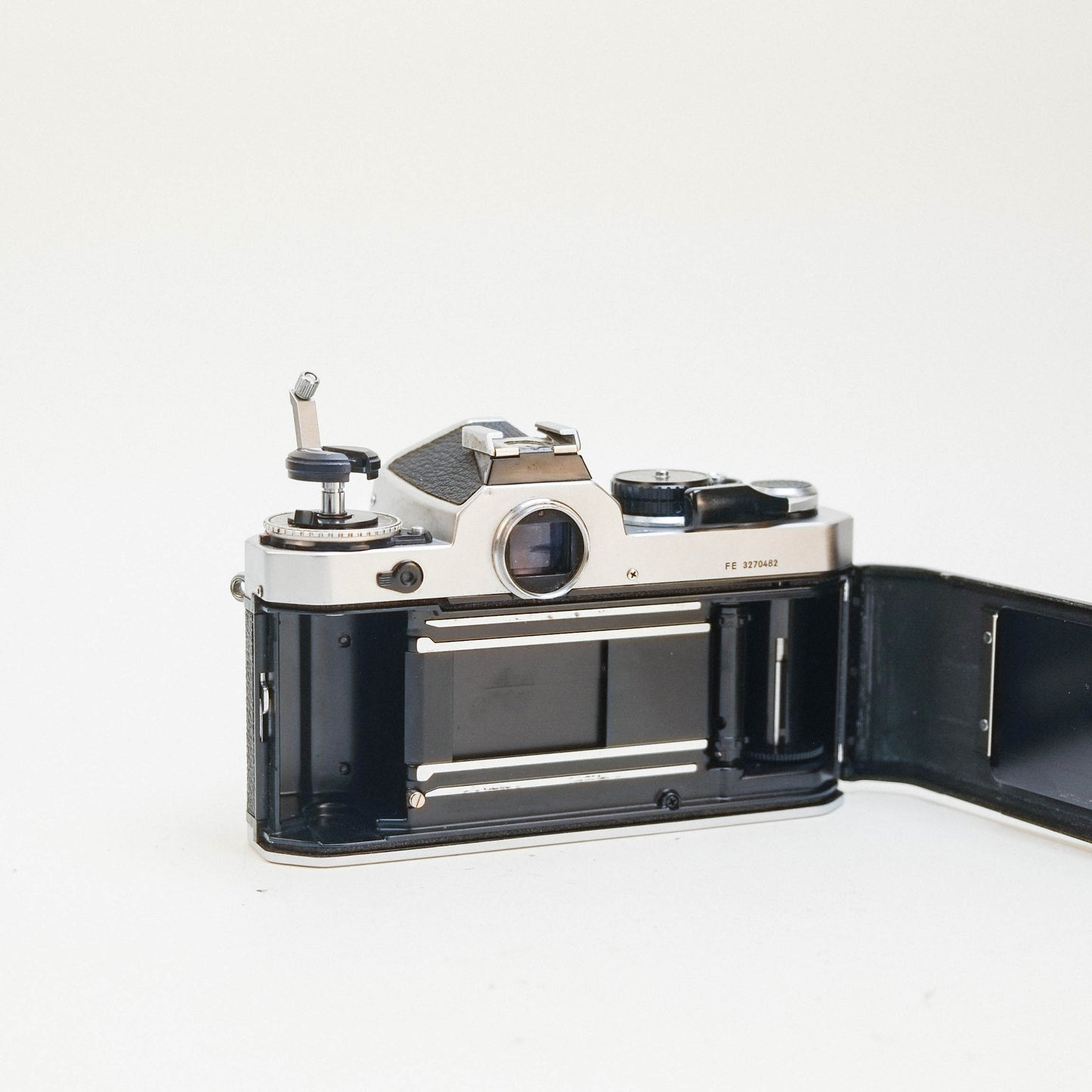 Nikon FE (chrome)